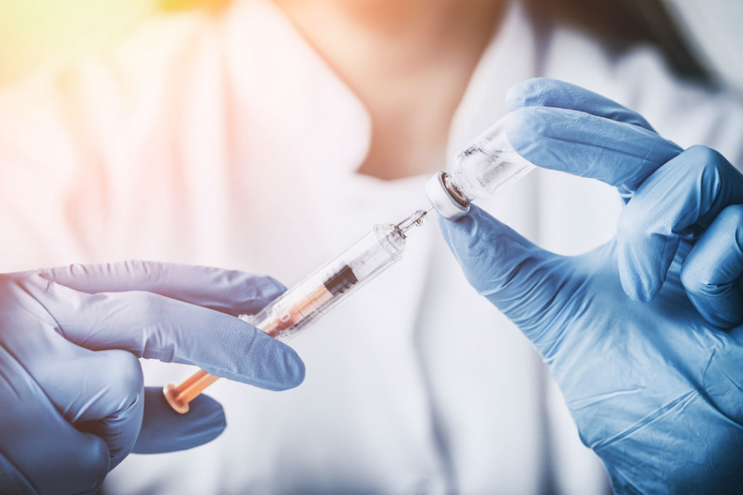 Mulher abastecendo injeção | Infecção pelo HPV: um pouco de informação útil